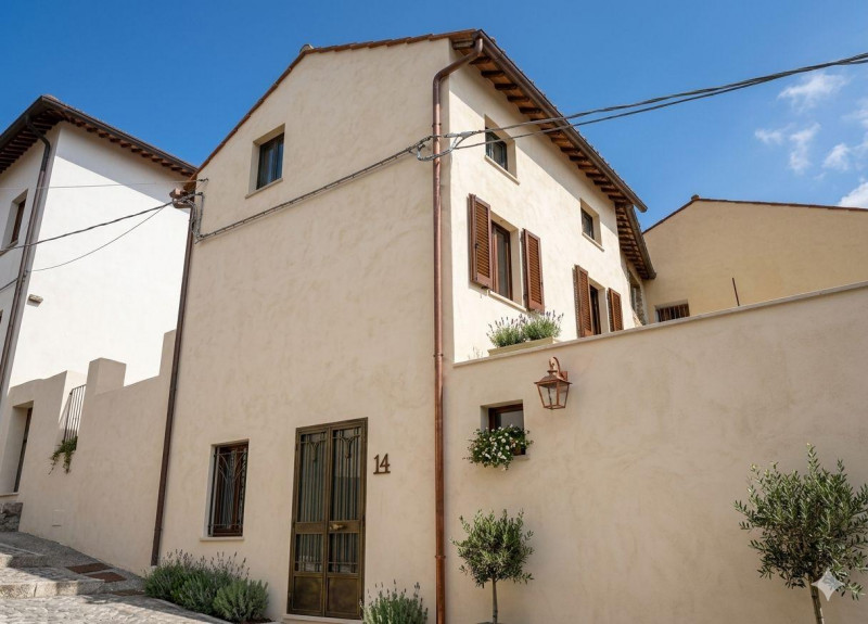 Piovene Rocchette: in zona centrale, proponiamo in vendita casa affiancata con corte promiscua. L...