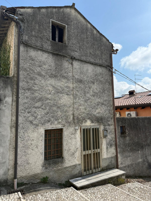 Piovene Rocchette: in zona centrale, proponiamo in vendita casa affiancata con corte promiscua. L...