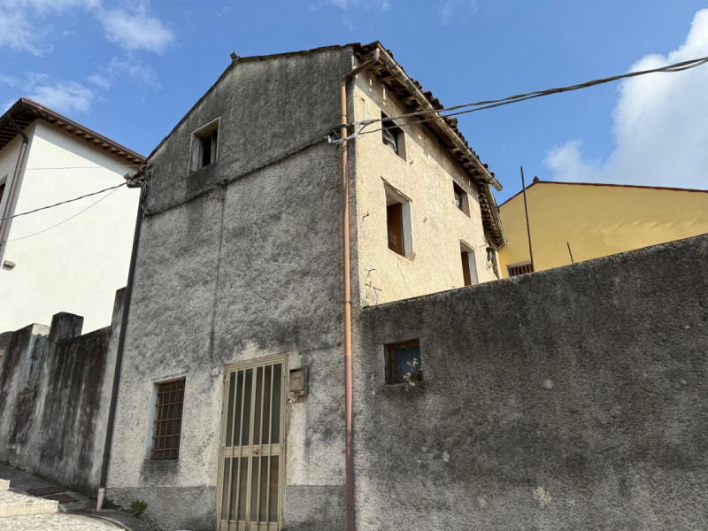 Piovene Rocchette: in zona centrale, proponiamo in vendita casa affiancata con corte promiscua. L...