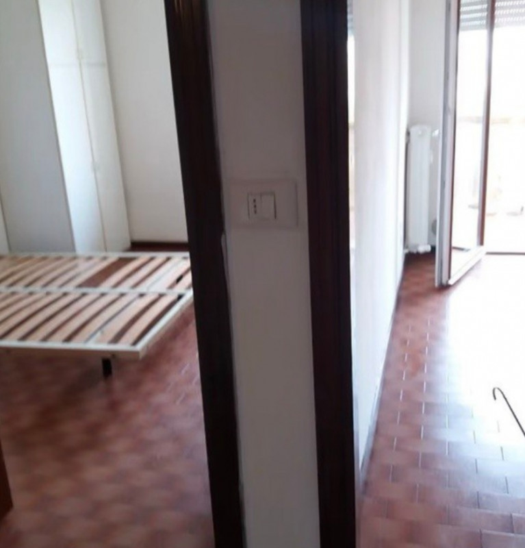 Soggiorno con camera matrimoniale e bagno.
Locato fino 2027, 4+4, 600€ al mese di cui 100€ di spe...