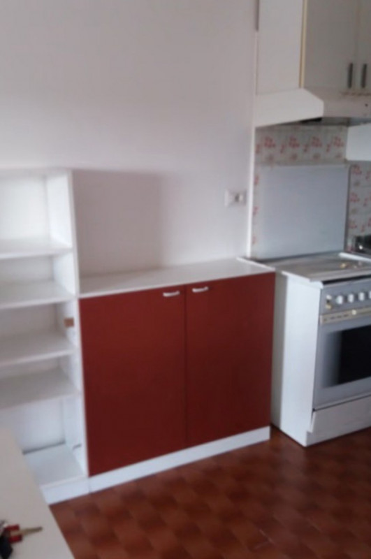 Soggiorno con camera matrimoniale e bagno.
Locato fino 2027, 4+4, 600€ al mese di cui 100€ di spe...