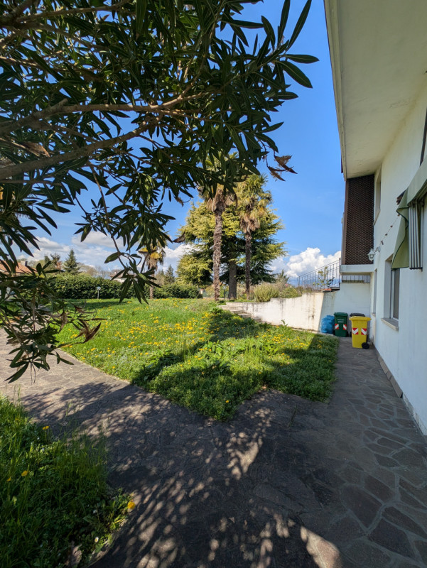 Se stai cercando un angolo di paradiso immerso nel verde, questa è l'opportunità che fa per te! P...