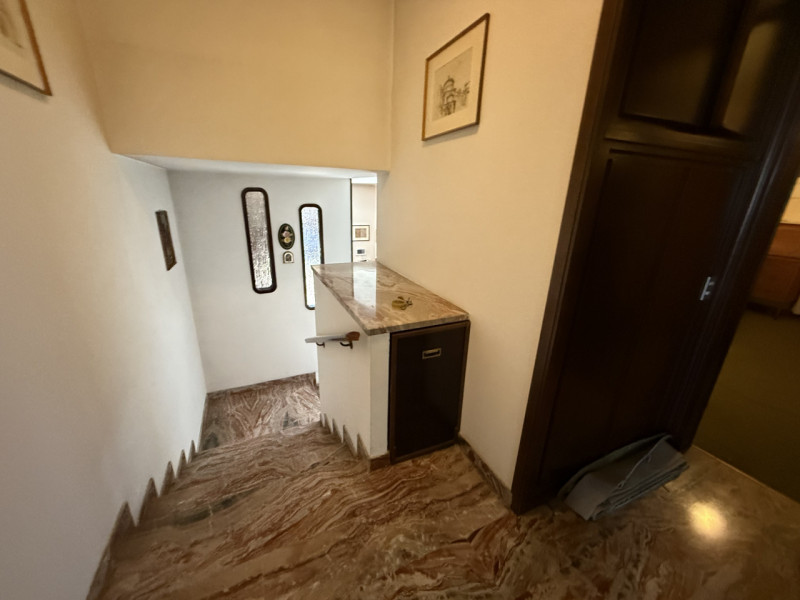 Zona Duomo di Abano Terme proponiamo casa singola anni 80'.

L'immobile è così composto; 

Al pia...