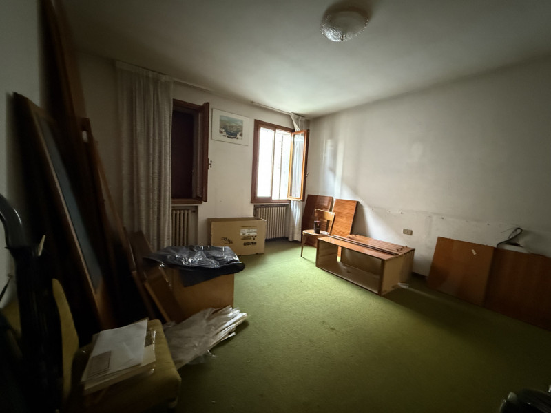 Zona Duomo di Abano Terme proponiamo casa singola anni 80'.

L'immobile è così composto; 

Al pia...