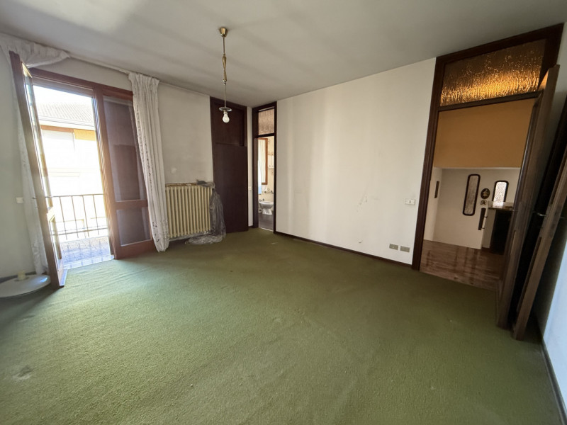 Zona Duomo di Abano Terme proponiamo casa singola anni 80'.

L'immobile è così composto; 

Al pia...