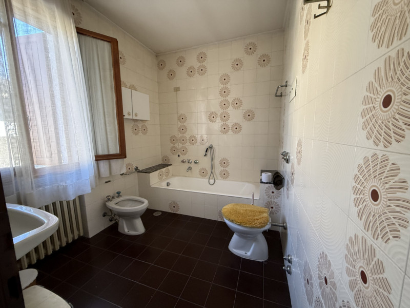 Zona Duomo di Abano Terme proponiamo casa singola anni 80'.

L'immobile è così composto; 

Al pia...