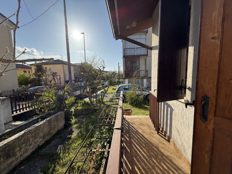 Zona Duomo di Abano Terme proponiamo casa singola anni 80'.

L'immobile è così composto; 

Al pia...