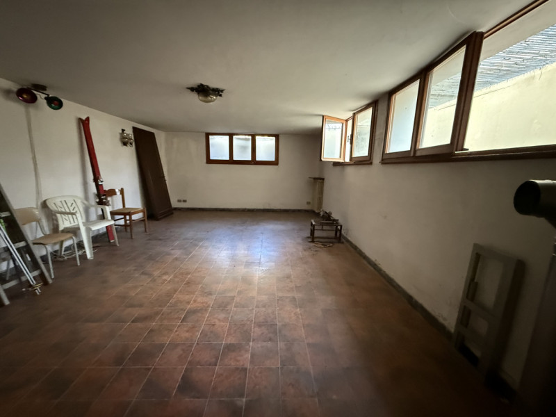 Zona Duomo di Abano Terme proponiamo casa singola anni 80'.

L'immobile è così composto; 

Al pia...