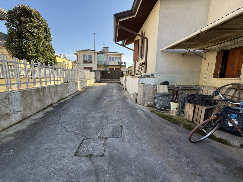 Zona Duomo di Abano Terme proponiamo casa singola anni 80'.

L'immobile è così composto; 

Al pia...