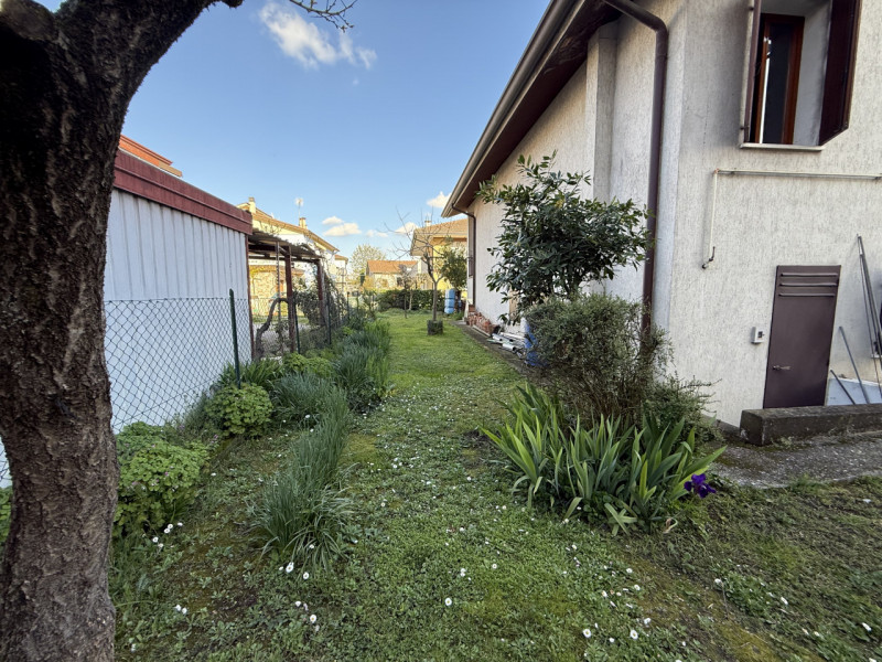 Zona Duomo di Abano Terme proponiamo casa singola anni 80'.

L'immobile è così composto; 

Al pia...