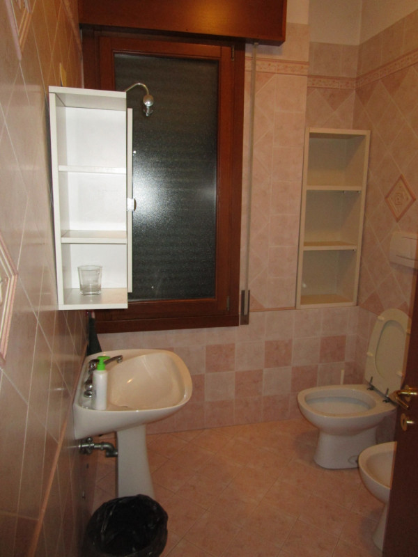 Vicino al centro di Strà (VE) affittasi ampio ufficio al primo piano (senza ascensore). Superfici...