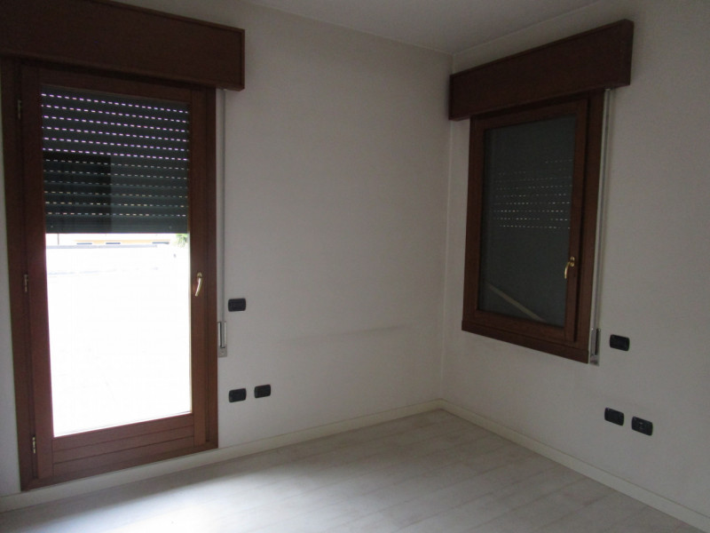 Vicino al centro di Strà (VE) affittasi ampio ufficio al primo piano (senza ascensore). Superfici...