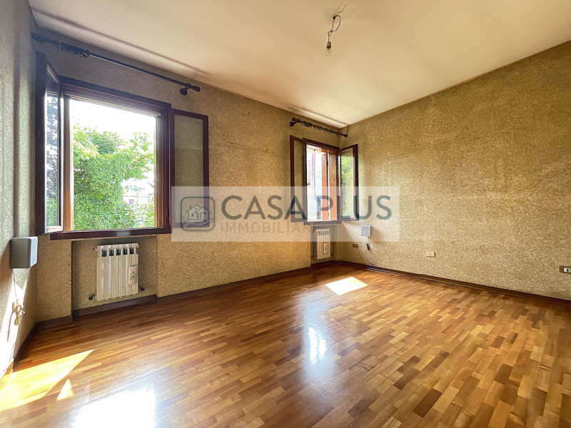 Cittadella, frazione nord, lungo una delle principali arterie stradali e comoda ai principali ser...