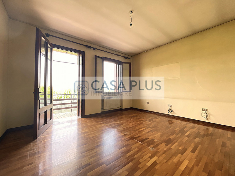 Cittadella, frazione nord, lungo una delle principali arterie stradali e comoda ai principali ser...