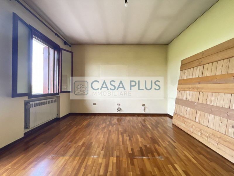 Cittadella, frazione nord, lungo una delle principali arterie stradali e comoda ai principali ser...