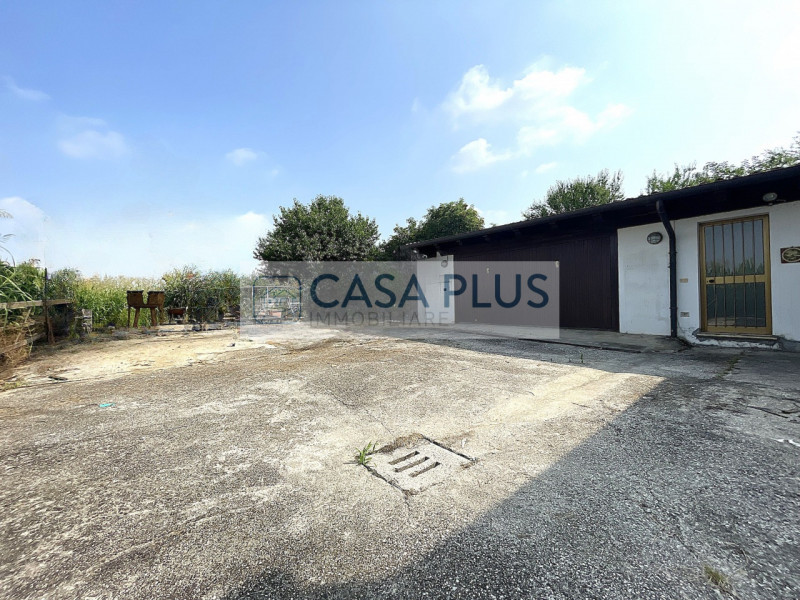 Cittadella, frazione nord, lungo una delle principali arterie stradali e comoda ai principali ser...