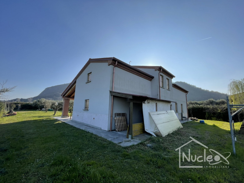 Ai piedi dei Colli Euganei, a poca distanza dal borgo di Arquà Petrarca, in posizione panoramica,...