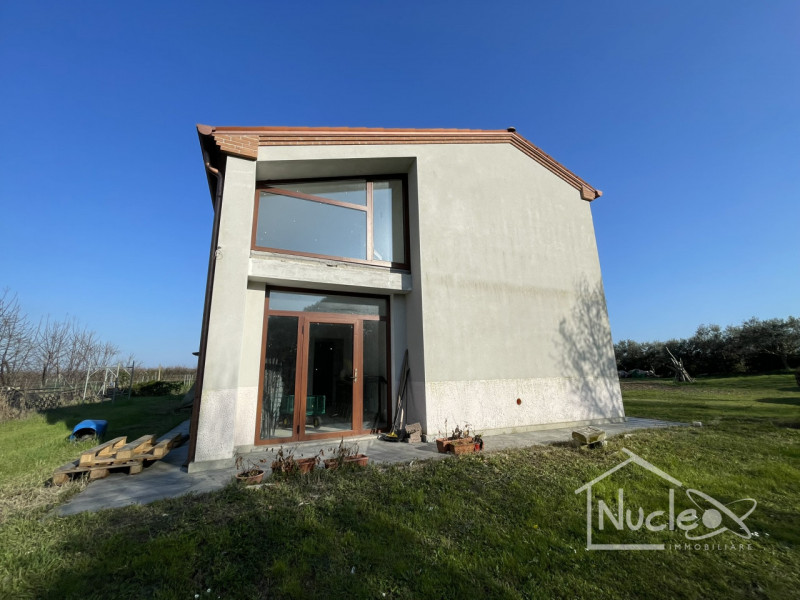 Ai piedi dei Colli Euganei, a poca distanza dal borgo di Arquà Petrarca, in posizione panoramica,...