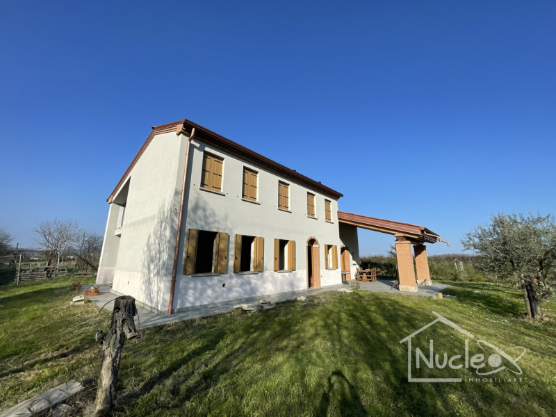 Ai piedi dei Colli Euganei, a poca distanza dal borgo di Arquà Petrarca, in posizione panoramica,...