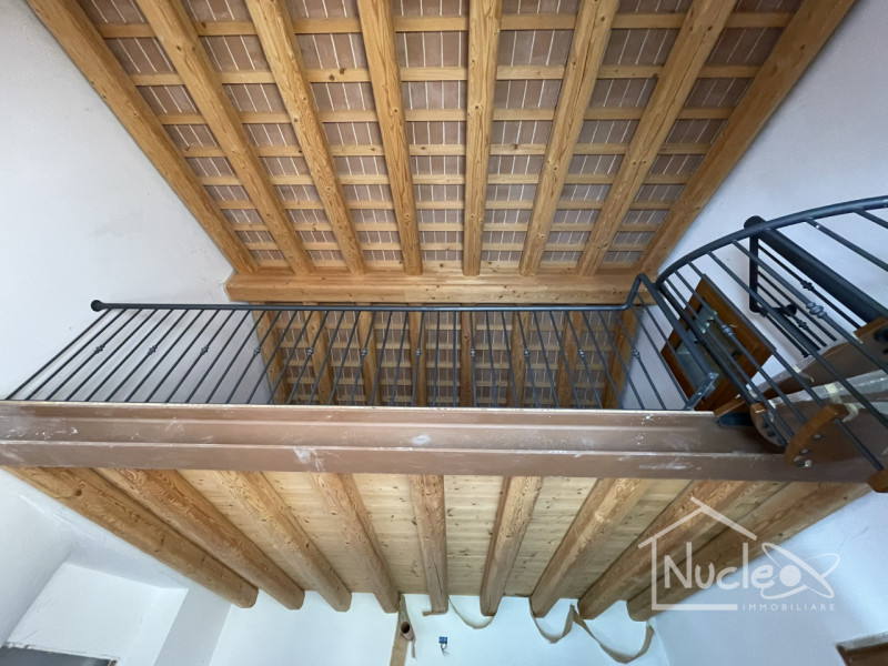 Ai piedi dei Colli Euganei, a poca distanza dal borgo di Arquà Petrarca, in posizione panoramica,...