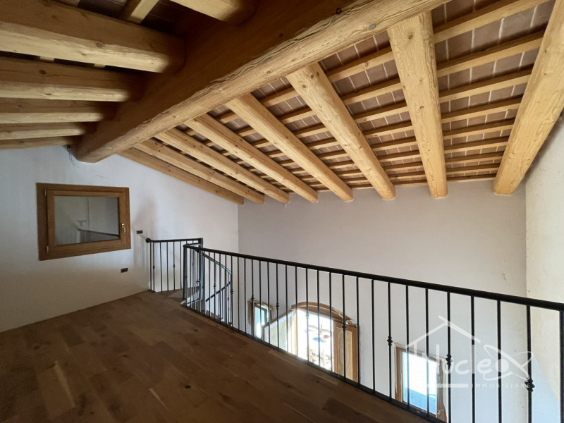 Ai piedi dei Colli Euganei, a poca distanza dal borgo di Arquà Petrarca, in posizione panoramica,...