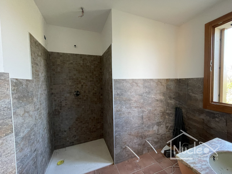 Ai piedi dei Colli Euganei, a poca distanza dal borgo di Arquà Petrarca, in posizione panoramica,...