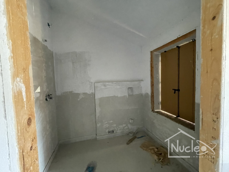 Ai piedi dei Colli Euganei, a poca distanza dal borgo di Arquà Petrarca, in posizione panoramica,...