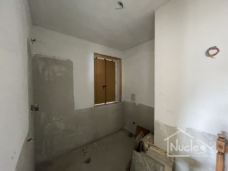 Ai piedi dei Colli Euganei, a poca distanza dal borgo di Arquà Petrarca, in posizione panoramica,...