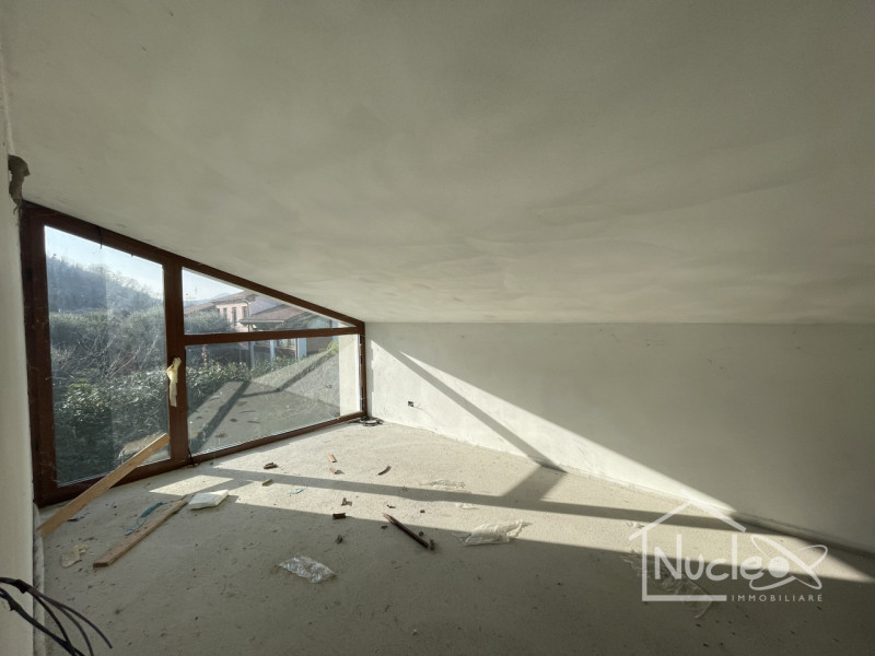 Ai piedi dei Colli Euganei, a poca distanza dal borgo di Arquà Petrarca, in posizione panoramica,...