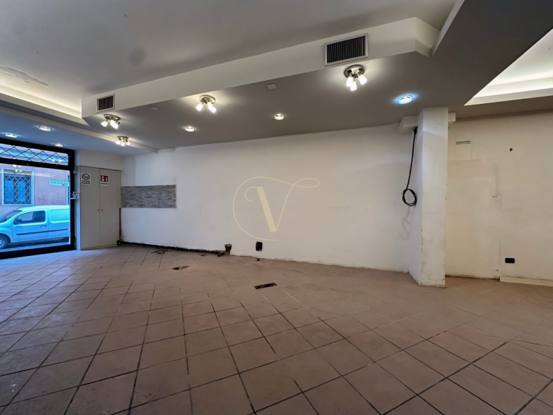 Ti presentiamo un'opportunità unica nel cuore della zona Ospedali di Padova! Questo delizioso neg...