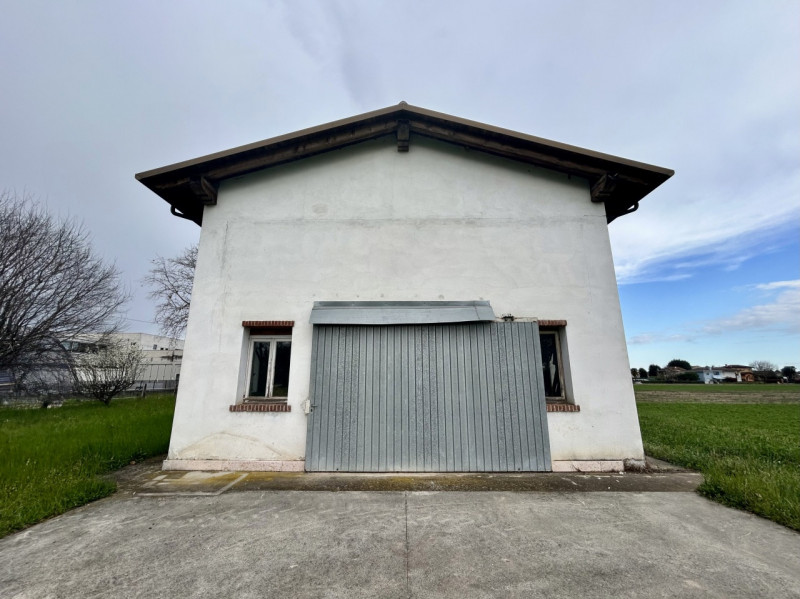 Se sogni una fuga nella tranquillità della campagna, non perdere l'occasione di visitare questo a...