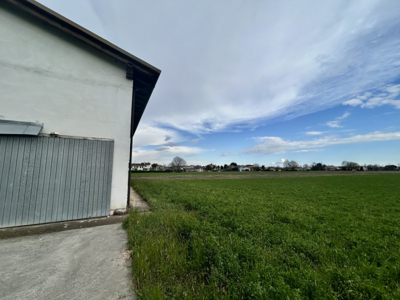 Se sogni una fuga nella tranquillità della campagna, non perdere l'occasione di visitare questo a...