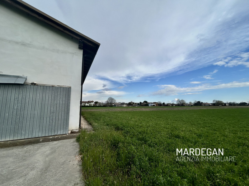 Se sogni una fuga nella tranquillità della campagna, non perdere l'occasione di visitare questo a...