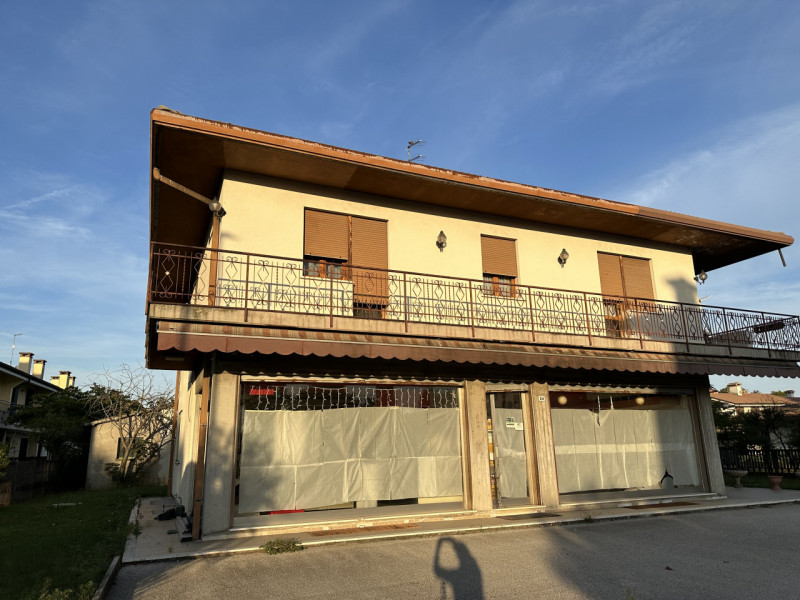(Per INFO Giovanni 3888920530) NOSTRA ESCLUSIVA! A Musano di Trevignano, situata in una zona cent...