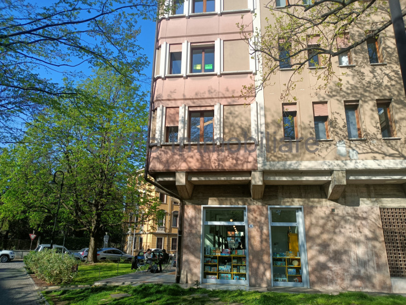 Scopri un'opportunità unica di affittare un ufficio moderno e versatile a Padova, situato nella r...