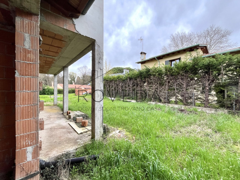 CASIER - DOSSON 

RIFERIMENTO: CR1

L'agenzia Roveda Immobiliare ha il piacere di presentarvi in ...