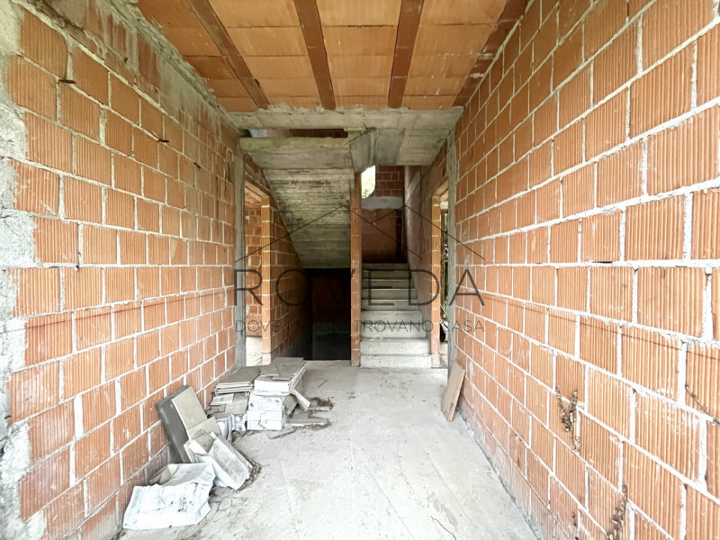 CASIER - DOSSON 

RIFERIMENTO: CR1

L'agenzia Roveda Immobiliare ha il piacere di presentarvi in ...