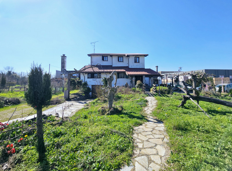 Proponiamo nel comune di Borgo Veneto, località Saletto, abitazione singola caratterizzata da un ...