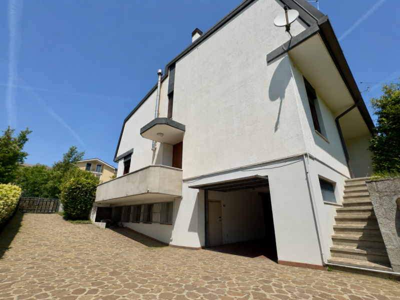 Nel cuore di Caselle di Selvazzano, in posizione residenziale tranquilla e comoda ai principali s...