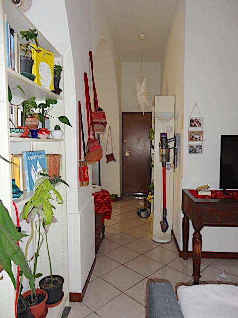 In una palazzina ben tenuta e di poche unità, in zona prossima al centro e comoda per gli istitut...