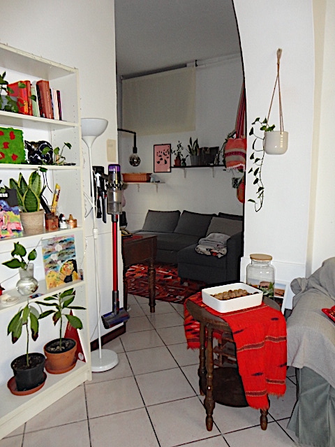 In una palazzina ben tenuta e di poche unità, in zona prossima al centro e comoda per gli istitut...