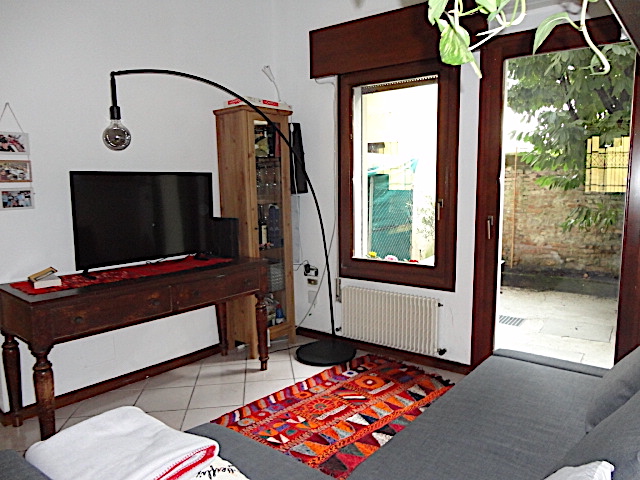 In una palazzina ben tenuta e di poche unità, in zona prossima al centro e comoda per gli istitut...