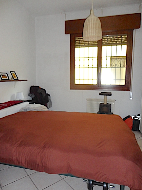 In una palazzina ben tenuta e di poche unità, in zona prossima al centro e comoda per gli istitut...