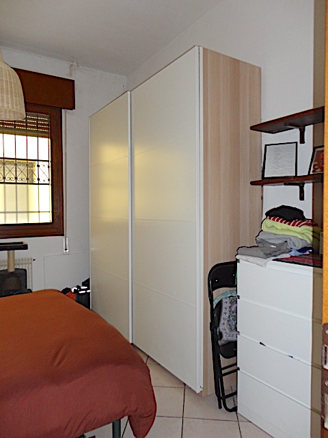 In una palazzina ben tenuta e di poche unità, in zona prossima al centro e comoda per gli istitut...