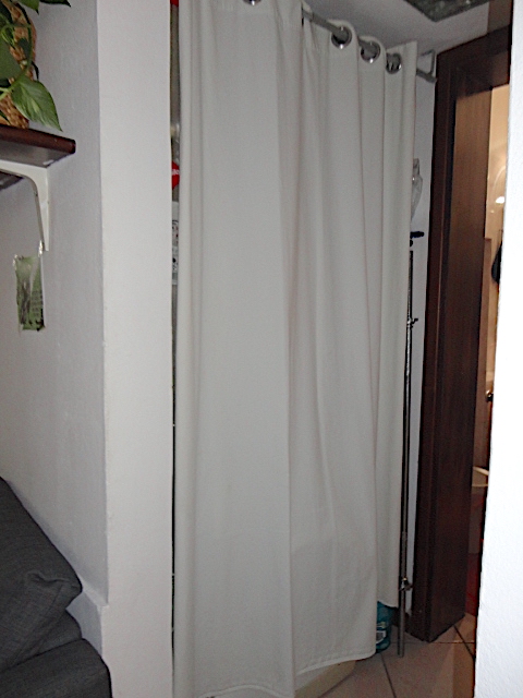 In una palazzina ben tenuta e di poche unità, in zona prossima al centro e comoda per gli istitut...