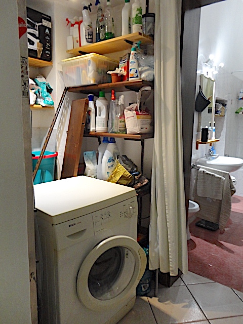 In una palazzina ben tenuta e di poche unità, in zona prossima al centro e comoda per gli istitut...