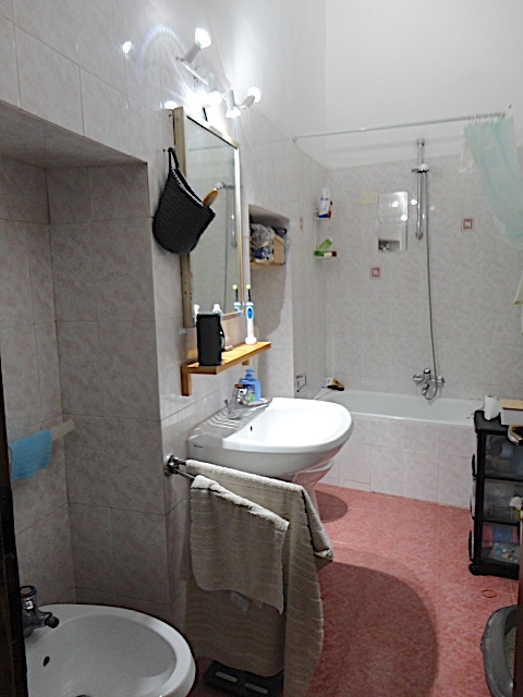 In una palazzina ben tenuta e di poche unità, in zona prossima al centro e comoda per gli istitut...