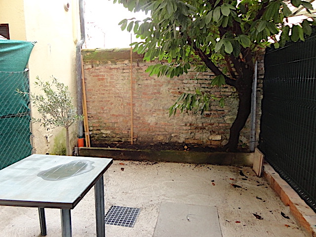 In una palazzina ben tenuta e di poche unità, in zona prossima al centro e comoda per gli istitut...