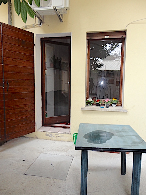 In una palazzina ben tenuta e di poche unità, in zona prossima al centro e comoda per gli istitut...