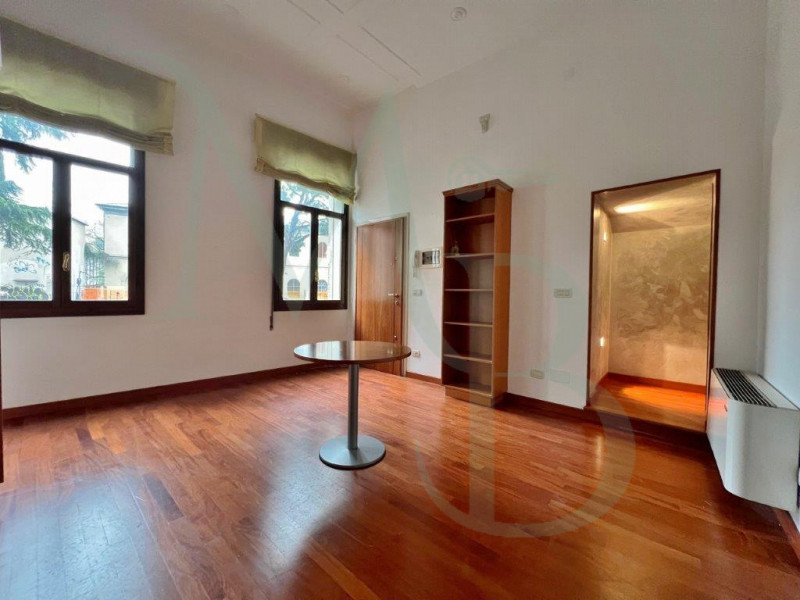 PADOVA: Immobiliare MB propone in locazione un'ufficio situato nei pressi dei Giardini dell'Arena...